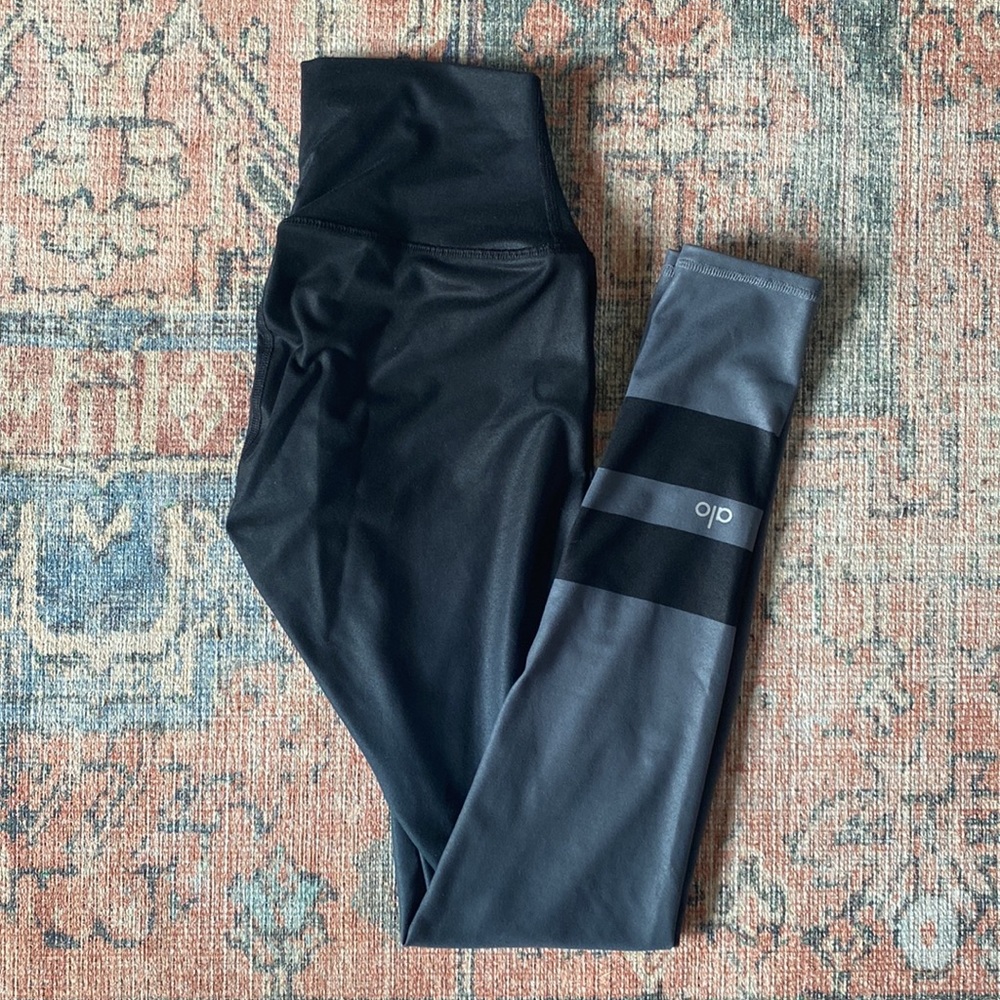 Alo yoga leggings pants black and grey stripe ombre